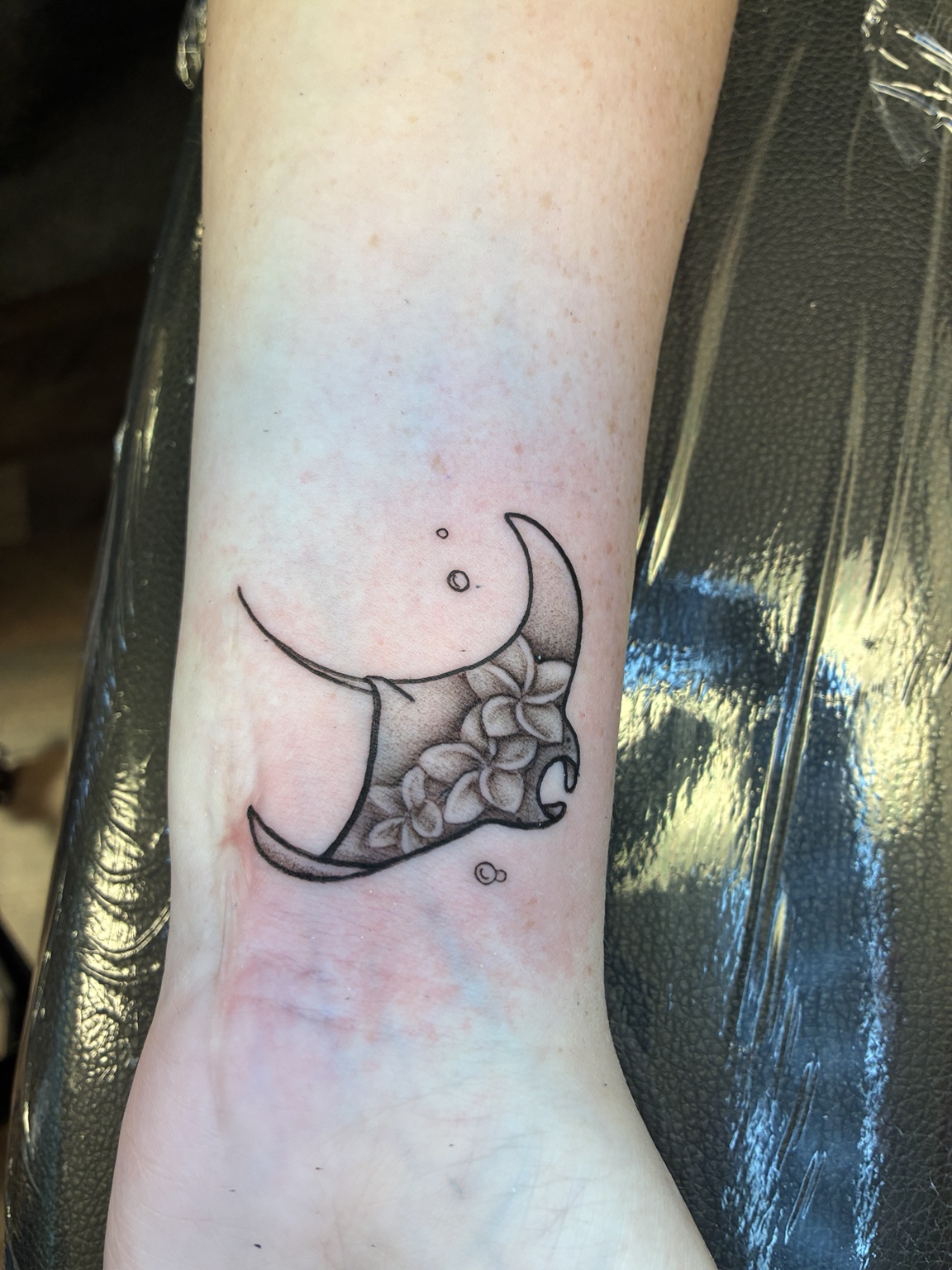 Fine-line manta ray tattoo by Jen