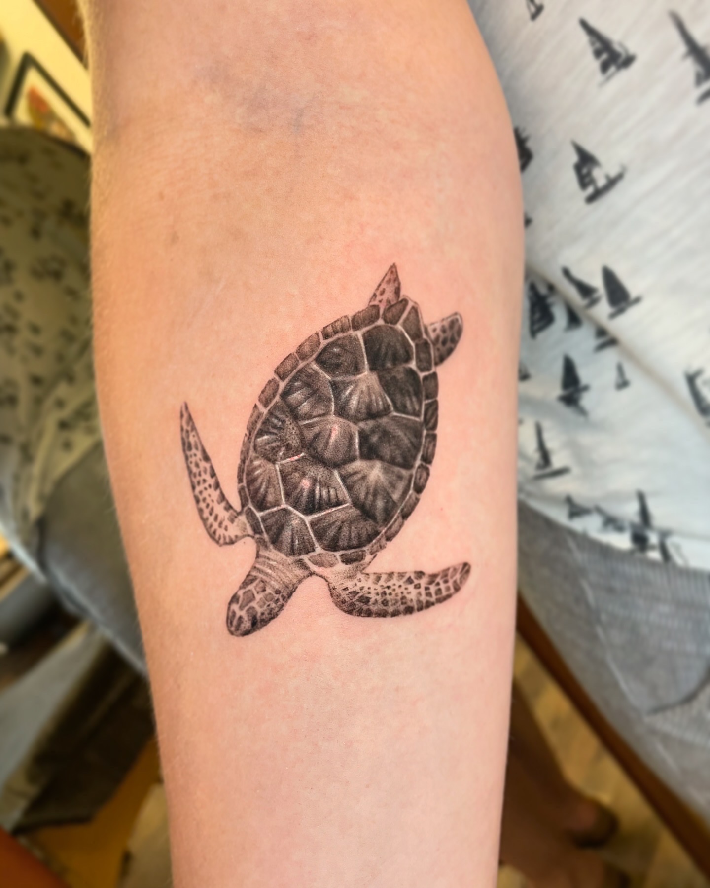 Black-and-gray sea turtle tattoo by Jen
