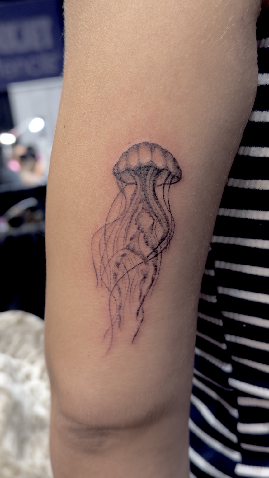 Fine-line jellyfish tattoo by Kai