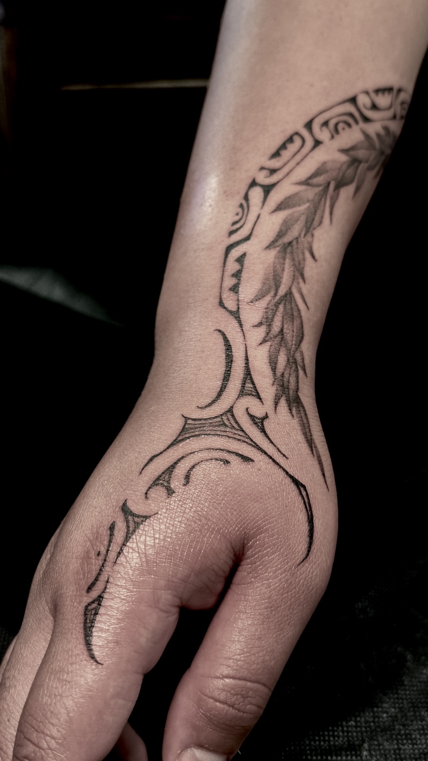Polynesian hand tattoo by Kai