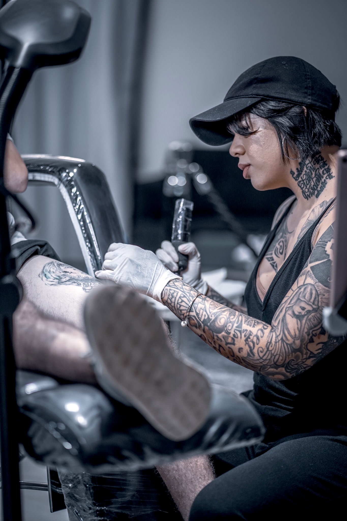 Kai tattooing a client at The Art Den Hawaiʻi